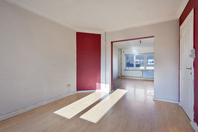 Dit duplexappartement op de tweede verdieping beschikt over 2 slaapkamers, 2 badkamers, 2 toiletten en een terras op het zuidwesten. Het is gelegen in een kleinschalige mede-eigendom met slechts drie appartementen.

Via de inkomhal komt u terecht in de ru