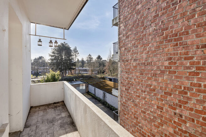 Dit duplexappartement op de tweede verdieping beschikt over 2 slaapkamers, 2 badkamers, 2 toiletten en een terras op het zuidwesten. Het is gelegen in een kleinschalige mede-eigendom met slechts drie appartementen.

Via de inkomhal komt u terecht in de ru