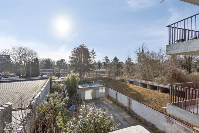 Dit duplexappartement op de tweede verdieping beschikt over 2 slaapkamers, 2 badkamers, 2 toiletten en een terras op het zuidwesten. Het is gelegen in een kleinschalige mede-eigendom met slechts drie appartementen.

Via de inkomhal komt u terecht in de ru