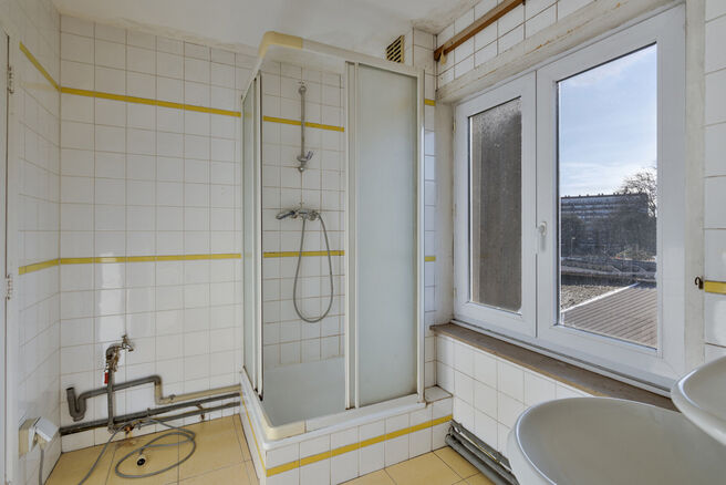 Dit duplexappartement op de tweede verdieping beschikt over 2 slaapkamers, 2 badkamers, 2 toiletten en een terras op het zuidwesten. Het is gelegen in een kleinschalige mede-eigendom met slechts drie appartementen.

Via de inkomhal komt u terecht in de ru