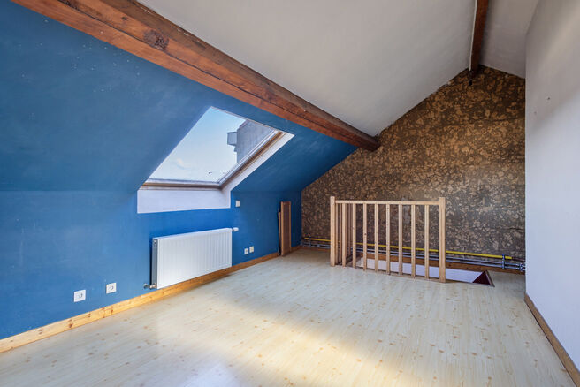 Dit duplexappartement op de tweede verdieping beschikt over 2 slaapkamers, 2 badkamers, 2 toiletten en een terras op het zuidwesten. Het is gelegen in een kleinschalige mede-eigendom met slechts drie appartementen.

Via de inkomhal komt u terecht in de ru