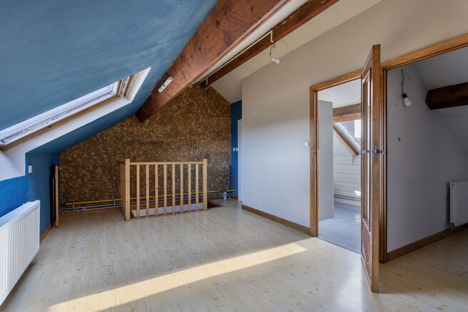 Dit duplexappartement op de tweede verdieping beschikt over 2 slaapkamers, 2 badkamers, 2 toiletten en een terras op het zuidwesten. Het is gelegen in een kleinschalige mede-eigendom met slechts drie appartementen.

Via de inkomhal komt u terecht in de ru