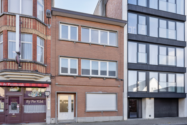 Dit duplexappartement op de tweede verdieping beschikt over 2 slaapkamers, 2 badkamers, 2 toiletten en een terras op het zuidwesten. Het is gelegen in een kleinschalige mede-eigendom met slechts drie appartementen.

Via de inkomhal komt u terecht in de ru