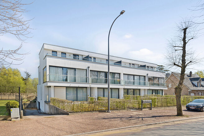 Unieke kans: Instapklaar gelijkvloers appartement met twee slaapkamers, twee terrassen, een privatieve tuin en een grote gemeenschappelijke tuin met vijver. Gelegen in een kleinschalige residentie met slechts acht appartementen, op wandelafstand van het c