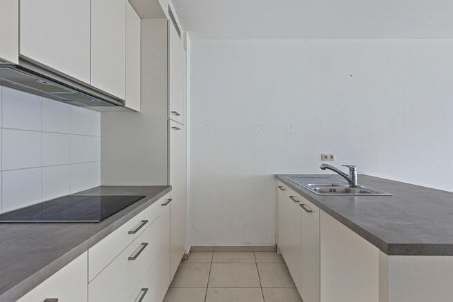 Unieke kans: Instapklaar gelijkvloers appartement met twee slaapkamers, twee terrassen, een privatieve tuin en een grote gemeenschappelijke tuin met vijver. Gelegen in een kleinschalige residentie met slechts acht appartementen, op wandelafstand van het c
