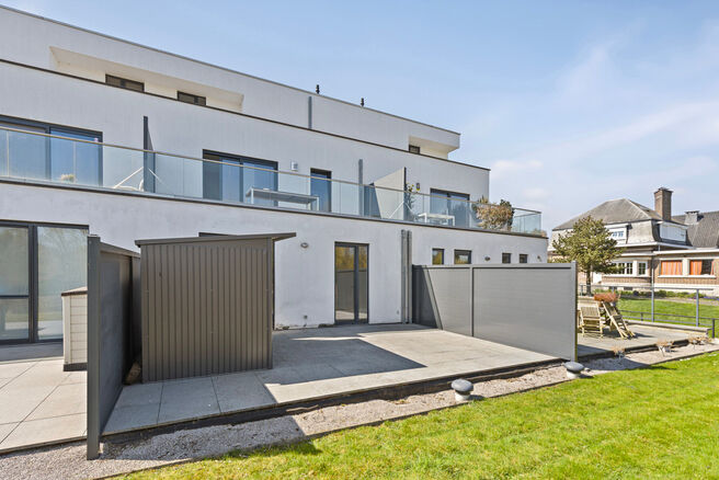 Unieke kans: Instapklaar gelijkvloers appartement met twee slaapkamers, twee terrassen, een privatieve tuin en een grote gemeenschappelijke tuin met vijver. Gelegen in een kleinschalige residentie met slechts acht appartementen, op wandelafstand van het c
