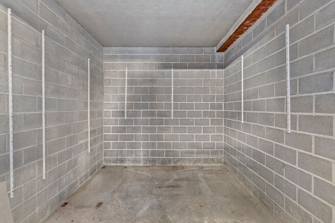 Unieke kans: Instapklaar gelijkvloers appartement met twee slaapkamers, twee terrassen, een privatieve tuin en een grote gemeenschappelijke tuin met vijver. Gelegen in een kleinschalige residentie met slechts acht appartementen, op wandelafstand van het c