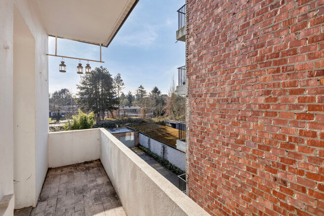 Dit duplexappartement op de tweede verdieping beschikt over 2 slaapkamers, 2 badkamers, 2 toiletten en een terras op het zuidwesten. Het is gelegen in een kleinschalige mede-eigendom met slechts drie appartementen.

Via de inkomhal komt u terecht in de ru