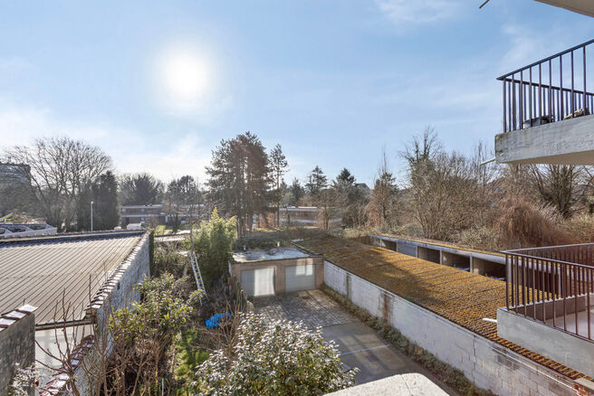 Dit duplexappartement op de tweede verdieping beschikt over 2 slaapkamers, 2 badkamers, 2 toiletten en een terras op het zuidwesten. Het is gelegen in een kleinschalige mede-eigendom met slechts drie appartementen.

Via de inkomhal komt u terecht in de ru