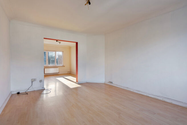 Dit duplexappartement op de tweede verdieping beschikt over 2 slaapkamers, 2 badkamers, 2 toiletten en een terras op het zuidwesten. Het is gelegen in een kleinschalige mede-eigendom met slechts drie appartementen.

Via de inkomhal komt u terecht in de ru