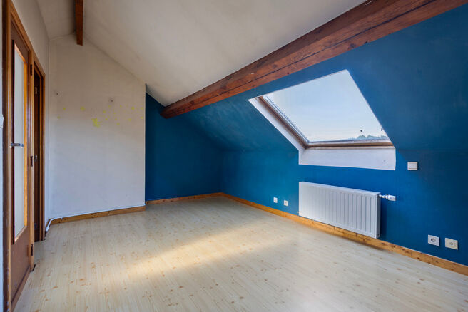 Dit duplexappartement op de tweede verdieping beschikt over 2 slaapkamers, 2 badkamers, 2 toiletten en een terras op het zuidwesten. Het is gelegen in een kleinschalige mede-eigendom met slechts drie appartementen.

Via de inkomhal komt u terecht in de ru