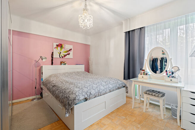 Dit instapklare appartement met drie slaapkamers is centraal gelegen aan het dorpsplein van Strombeek-Bever, met tal van voorzieningen in de directe omgeving en op wandelafstand. Brussel is zeer snel en eenvoudig bereikbaar. Het beschikt over een mooi zui