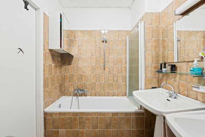 Dit instapklare appartement met drie slaapkamers is centraal gelegen aan het dorpsplein van Strombeek-Bever, met tal van voorzieningen in de directe omgeving en op wandelafstand. Brussel is zeer snel en eenvoudig bereikbaar. Het beschikt over een mooi zui