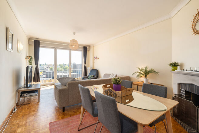 Dit volledig instapklaar appartement op de 5de verdieping beschikt over 2 slaapkamers en geniet van een spectaculair uitzicht over het centrum van Strombeek.
Dankzij het uitstekende EPC-label C combineert dit appartement comfort met energiezuinig wonen.

