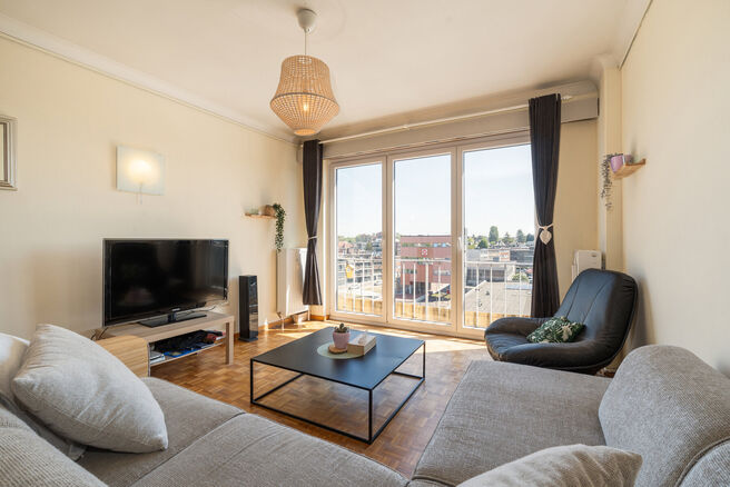 Dit volledig instapklaar appartement op de 5de verdieping beschikt over 2 slaapkamers en geniet van een spectaculair uitzicht over het centrum van Strombeek.
Dankzij het uitstekende EPC-label C combineert dit appartement comfort met energiezuinig wonen.


