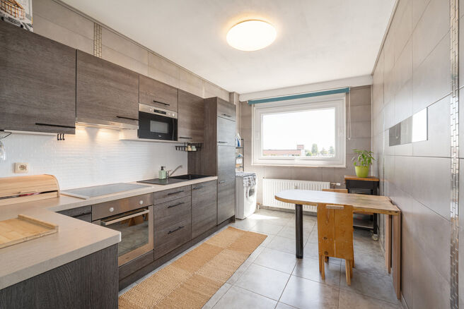 Dit volledig instapklaar appartement op de 5de verdieping beschikt over 2 slaapkamers en geniet van een spectaculair uitzicht over het centrum van Strombeek.
Dankzij het uitstekende EPC-label C combineert dit appartement comfort met energiezuinig wonen.


