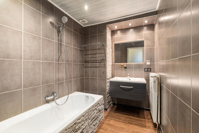 Dit volledig instapklaar appartement op de 5de verdieping beschikt over 2 slaapkamers en geniet van een spectaculair uitzicht over het centrum van Strombeek.
Dankzij het uitstekende EPC-label C combineert dit appartement comfort met energiezuinig wonen.

