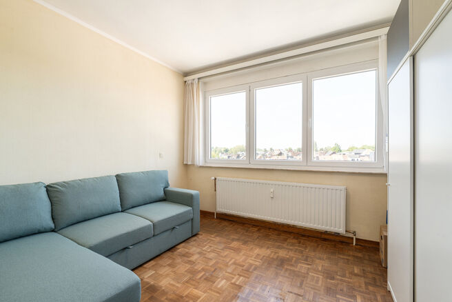 Dit volledig instapklaar appartement op de 5de verdieping beschikt over 2 slaapkamers en geniet van een spectaculair uitzicht over het centrum van Strombeek.
Dankzij het uitstekende EPC-label C combineert dit appartement comfort met energiezuinig wonen.

