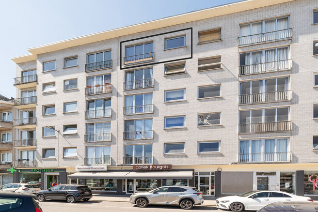 Dit volledig instapklaar appartement op de 5de verdieping beschikt over 2 slaapkamers en geniet van een spectaculair uitzicht over het centrum van Strombeek.
Dankzij het uitstekende EPC-label C combineert dit appartement comfort met energiezuinig wonen.

