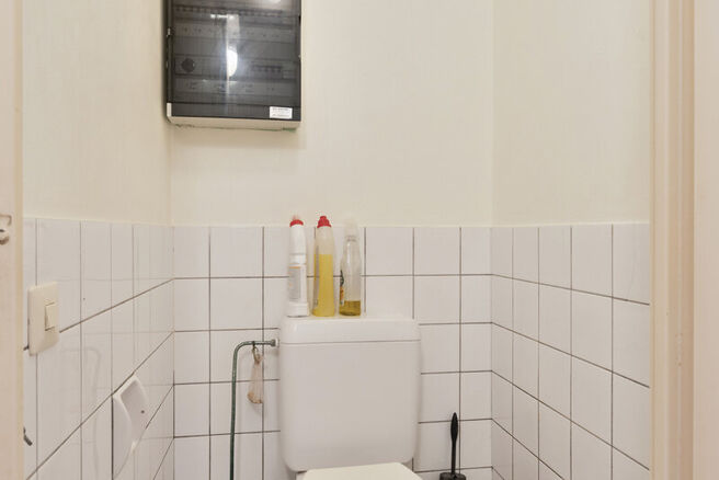 Dit ruime en instapklare hoek appartement op een uitstekende locatie in Jette biedt maar liefst 3 slaapkamers en twee aangename terrassen van 7,5 m² en 4,5 m².

Indeling:

Via de inkomhal heb je toegang tot de verschillende ruimtes van het appartement. 