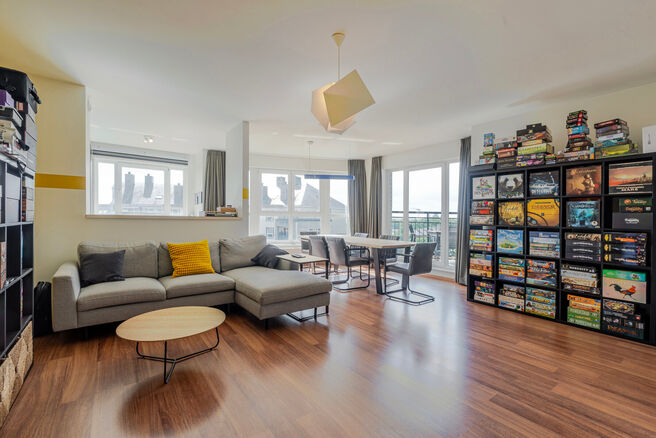 Dit prachtige appartement met 2 slaapkamers met staanplaats en kelder, bevindt zich op de 6e verdieping van een goed onderhouden mede-eigendom, omgeven door groen en gunstig gelegen nabij het UZ Jette.

INDELING:
Bij binnenkomst stap je in een centrale in