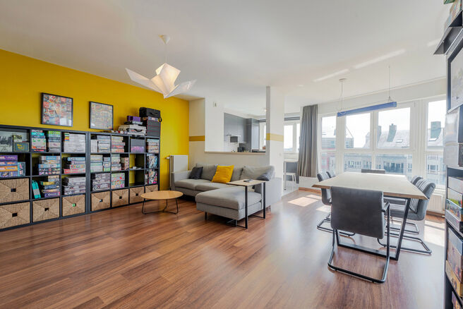 Dit prachtige appartement met 2 slaapkamers met staanplaats en kelder, bevindt zich op de 6e verdieping van een goed onderhouden mede-eigendom, omgeven door groen en gunstig gelegen nabij het UZ Jette.

INDELING:
Bij binnenkomst stap je in een centrale in