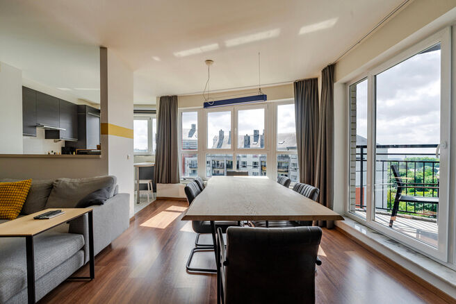 Dit prachtige appartement met 2 slaapkamers met staanplaats en kelder, bevindt zich op de 6e verdieping van een goed onderhouden mede-eigendom, omgeven door groen en gunstig gelegen nabij het UZ Jette.

INDELING:
Bij binnenkomst stap je in een centrale in