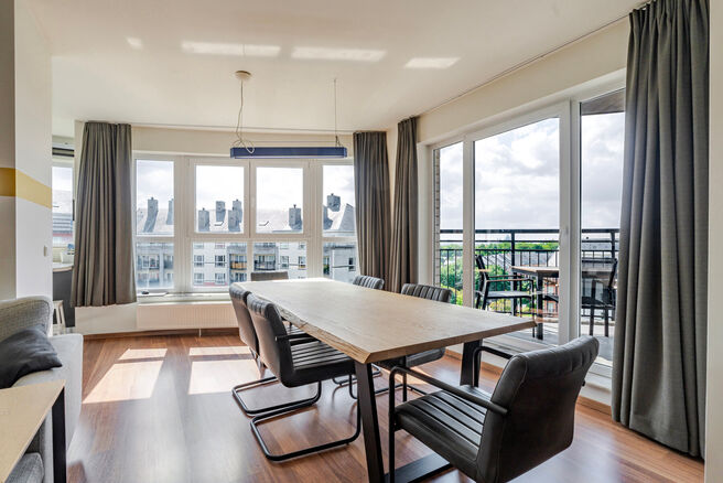 Dit prachtige appartement met 2 slaapkamers met staanplaats en kelder, bevindt zich op de 6e verdieping van een goed onderhouden mede-eigendom, omgeven door groen en gunstig gelegen nabij het UZ Jette.

INDELING:
Bij binnenkomst stap je in een centrale in