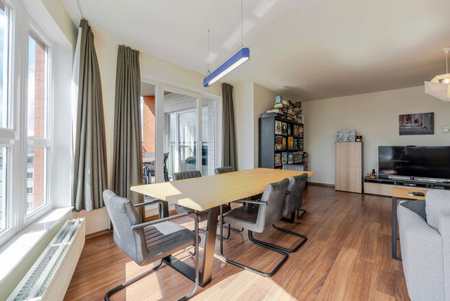 Dit prachtige appartement met 2 slaapkamers met staanplaats en kelder, bevindt zich op de 6e verdieping van een goed onderhouden mede-eigendom, omgeven door groen en gunstig gelegen nabij het UZ Jette.

INDELING:
Bij binnenkomst stap je in een centrale in