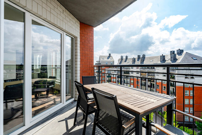 Dit prachtige appartement met 2 slaapkamers met staanplaats en kelder, bevindt zich op de 6e verdieping van een goed onderhouden mede-eigendom, omgeven door groen en gunstig gelegen nabij het UZ Jette.

INDELING:
Bij binnenkomst stap je in een centrale in