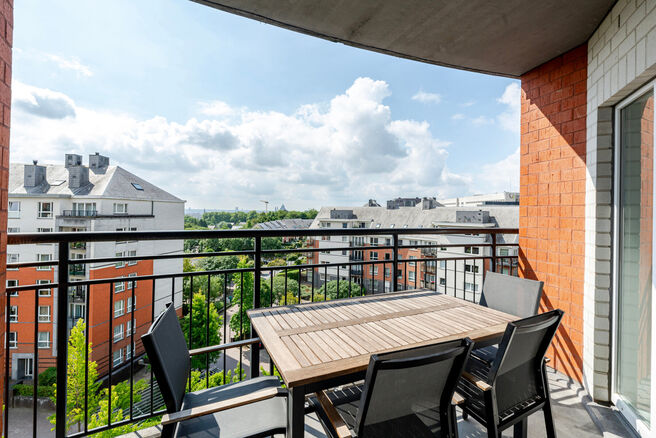 Dit prachtige appartement met 2 slaapkamers met staanplaats en kelder, bevindt zich op de 6e verdieping van een goed onderhouden mede-eigendom, omgeven door groen en gunstig gelegen nabij het UZ Jette.

INDELING:
Bij binnenkomst stap je in een centrale in