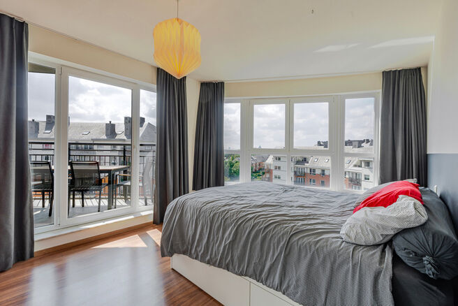 Dit prachtige appartement met 2 slaapkamers met staanplaats en kelder, bevindt zich op de 6e verdieping van een goed onderhouden mede-eigendom, omgeven door groen en gunstig gelegen nabij het UZ Jette.

INDELING:
Bij binnenkomst stap je in een centrale in