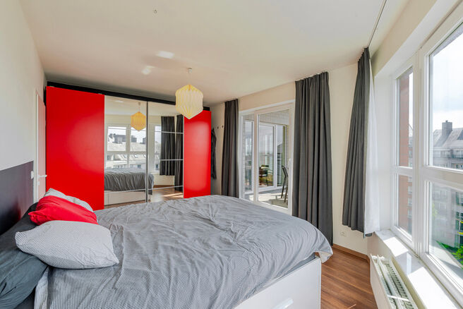 Dit prachtige appartement met 2 slaapkamers met staanplaats en kelder, bevindt zich op de 6e verdieping van een goed onderhouden mede-eigendom, omgeven door groen en gunstig gelegen nabij het UZ Jette.

INDELING:
Bij binnenkomst stap je in een centrale in