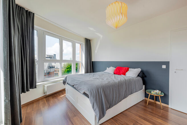 Dit prachtige appartement met 2 slaapkamers met staanplaats en kelder, bevindt zich op de 6e verdieping van een goed onderhouden mede-eigendom, omgeven door groen en gunstig gelegen nabij het UZ Jette.

INDELING:
Bij binnenkomst stap je in een centrale in