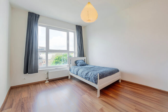 Dit prachtige appartement met 2 slaapkamers met staanplaats en kelder, bevindt zich op de 6e verdieping van een goed onderhouden mede-eigendom, omgeven door groen en gunstig gelegen nabij het UZ Jette.

INDELING:
Bij binnenkomst stap je in een centrale in