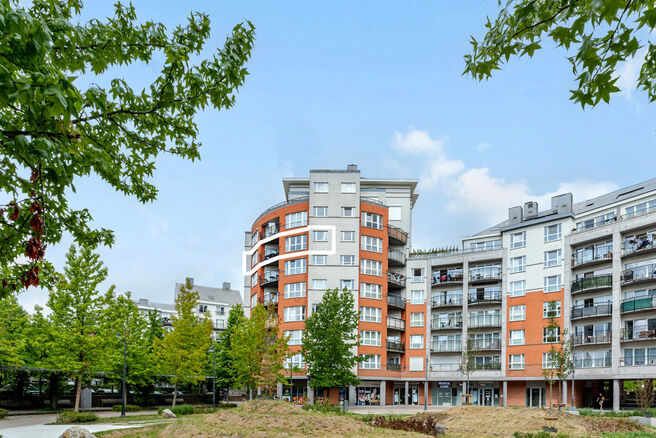 Dit prachtige appartement met 2 slaapkamers met staanplaats en kelder, bevindt zich op de 6e verdieping van een goed onderhouden mede-eigendom, omgeven door groen en gunstig gelegen nabij het UZ Jette.

INDELING:
Bij binnenkomst stap je in een centrale in