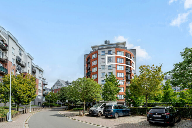 Dit prachtige appartement met 2 slaapkamers met staanplaats en kelder, bevindt zich op de 6e verdieping van een goed onderhouden mede-eigendom, omgeven door groen en gunstig gelegen nabij het UZ Jette.

INDELING:
Bij binnenkomst stap je in een centrale in