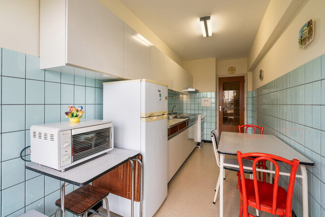 Dit praktisch ingedeelde en lichtrijke appartement met 2 slaapkamers bevindt zich op de 8ste verdieping van een goed onderhouden mede-eigendom. 
Dankzij deze ligging geniet u van een mooi uitzicht en een aangename lichtinval doorheen de dag.

Het apparte