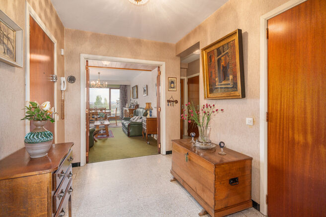 Dit praktisch ingedeelde en lichtrijke appartement met 2 slaapkamers bevindt zich op de 8ste verdieping van een goed onderhouden mede-eigendom. 
Dankzij deze ligging geniet u van een mooi uitzicht en een aangename lichtinval doorheen de dag.

Het apparte