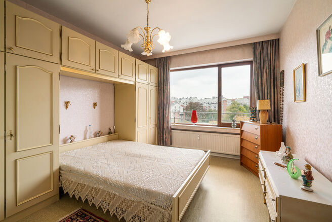 Dit praktisch ingedeelde en lichtrijke appartement met 2 slaapkamers bevindt zich op de 8ste verdieping van een goed onderhouden mede-eigendom. 
Dankzij deze ligging geniet u van een mooi uitzicht en een aangename lichtinval doorheen de dag.

Het apparte