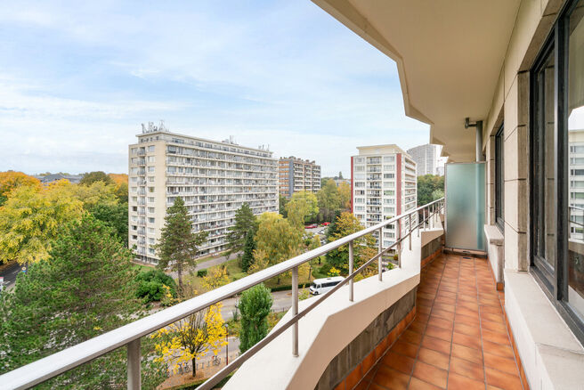 Dit praktisch ingedeelde en lichtrijke appartement met 2 slaapkamers bevindt zich op de 8ste verdieping van een goed onderhouden mede-eigendom. 
Dankzij deze ligging geniet u van een mooi uitzicht en een aangename lichtinval doorheen de dag.

Het apparte