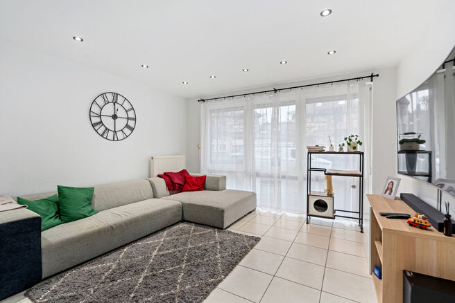 Dit instapklare appartement met 2 slaapkamers en 1 badkamer is rustig en residentieel gelegen, met een strategische ligging nabij openbaar vervoer en op korte afstand van het Elisabethpark.

Bij het betreden van het appartement komt men in de lichtrijke l