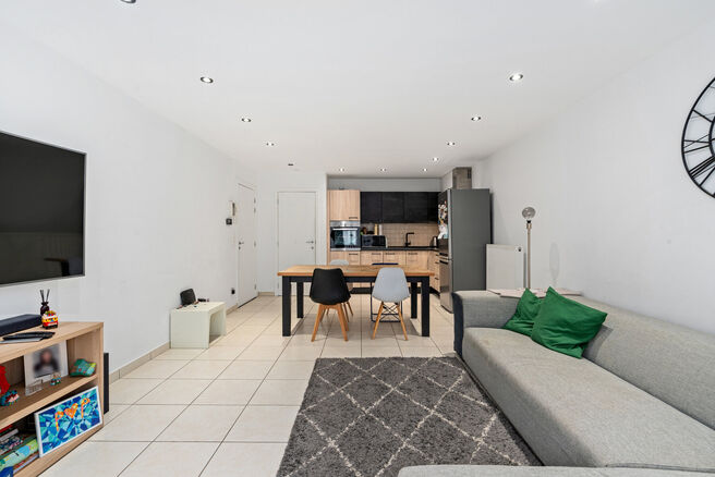 Dit instapklare appartement met 2 slaapkamers en 1 badkamer is rustig en residentieel gelegen, met een strategische ligging nabij openbaar vervoer en op korte afstand van het Elisabethpark.

Bij het betreden van het appartement komt men in de lichtrijke l