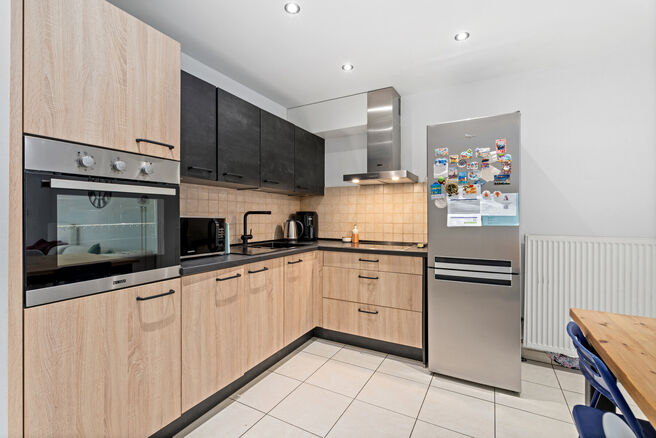 Dit instapklare appartement met 2 slaapkamers en 1 badkamer is rustig en residentieel gelegen, met een strategische ligging nabij openbaar vervoer en op korte afstand van het Elisabethpark.

Bij het betreden van het appartement komt men in de lichtrijke l