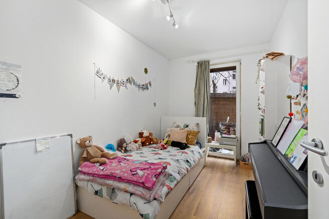 Dit instapklare appartement met 2 slaapkamers en 1 badkamer is rustig en residentieel gelegen, met een strategische ligging nabij openbaar vervoer en op korte afstand van het Elisabethpark.

Bij het betreden van het appartement komt men in de lichtrijke l