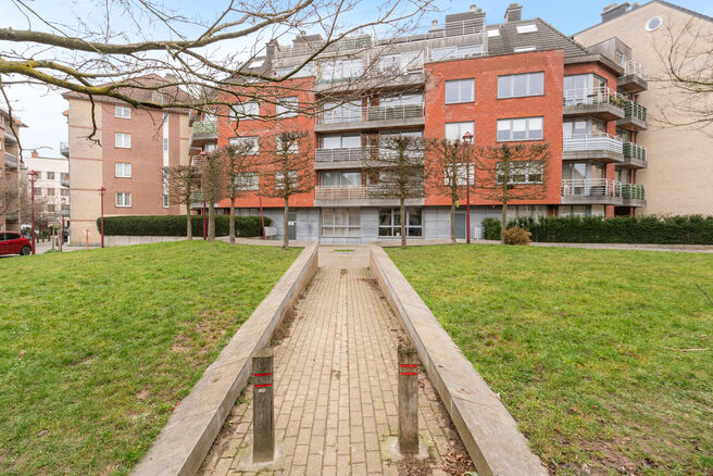 Dit instapklare appartement met 2 slaapkamers en 1 badkamer is rustig en residentieel gelegen, met een strategische ligging nabij openbaar vervoer en op korte afstand van het Elisabethpark.

Bij het betreden van het appartement komt men in de lichtrijke l