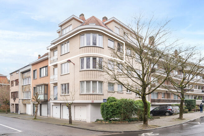 Instapklaar en lichtrijk hoekappartement met 1 slaapkamer, prachtig uitzicht op het Dielegembos, een oostgericht terras en een kelder.
Gelegen in een kleinschalige mede-eigendom met lift, op wandelafstand van winkels, openbaar vervoer en het station.

IND