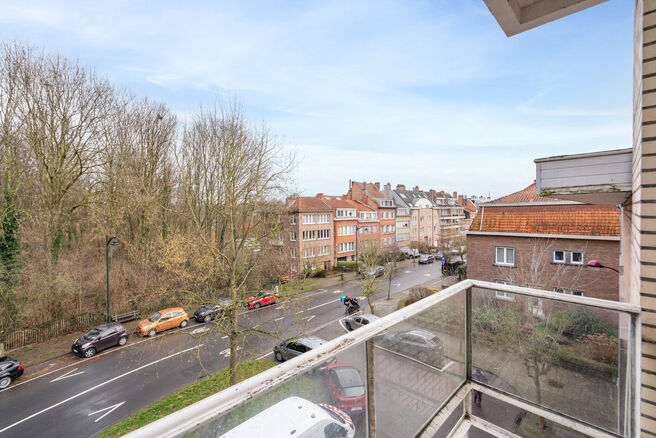 Instapklaar en lichtrijk hoekappartement met 1 slaapkamer, prachtig uitzicht op het Dielegembos, een oostgericht terras en een kelder.
Gelegen in een kleinschalige mede-eigendom met lift, op wandelafstand van winkels, openbaar vervoer en het station.

IND
