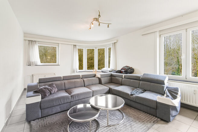 Instapklaar en lichtrijk hoekappartement met 1 slaapkamer, prachtig uitzicht op het Dielegembos, een oostgericht terras en een kelder.
Gelegen in een kleinschalige mede-eigendom met lift, op wandelafstand van winkels, openbaar vervoer en het station.

IND