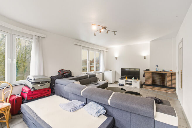 Instapklaar en lichtrijk hoekappartement met 1 slaapkamer, prachtig uitzicht op het Dielegembos, een oostgericht terras en een kelder.
Gelegen in een kleinschalige mede-eigendom met lift, op wandelafstand van winkels, openbaar vervoer en het station.

IND